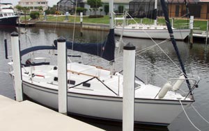 Side view of the sailboat with the mast raising system ready for use.