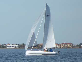 Multi 23 trimaran reaching